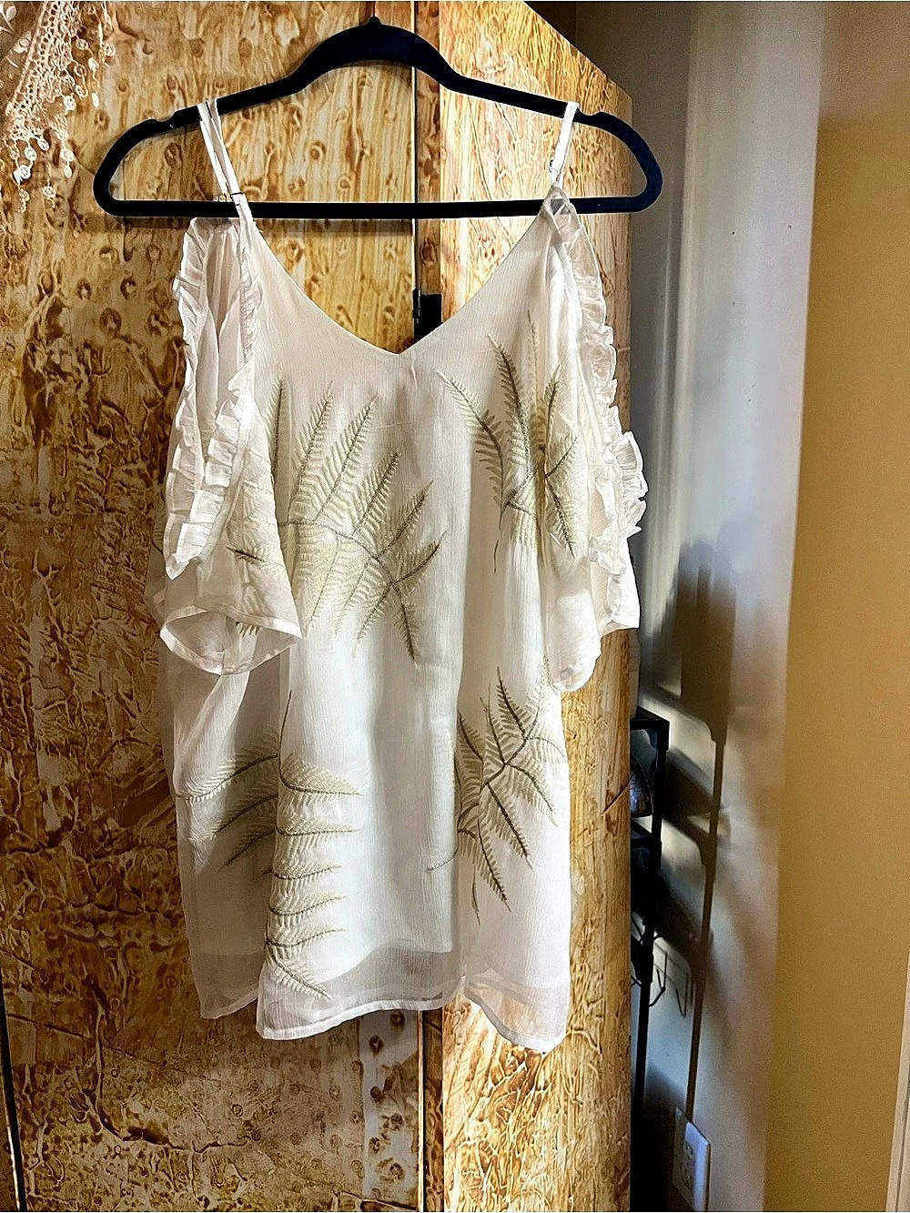 Gimmicks Embroidered Ruffle Blouse in White Size Medium